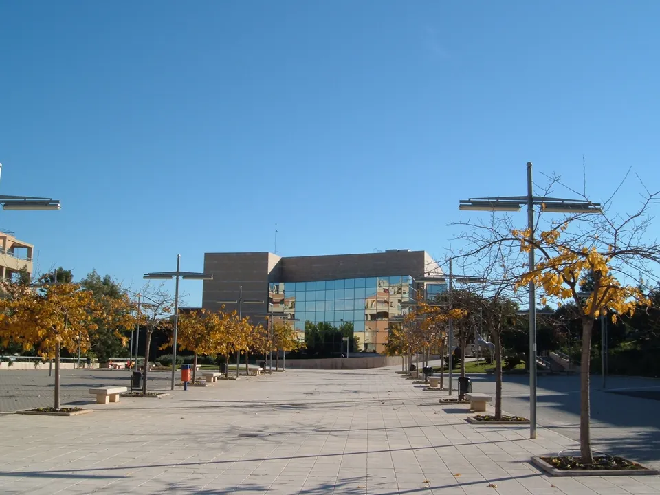 Plaza leading to the glass facade of L’Auditori de Torrent.