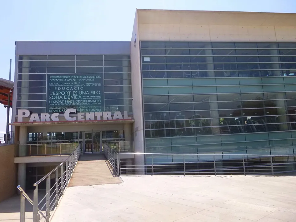 Entrance and glass facade of Centro Deportivo Parc Central in Torrent.