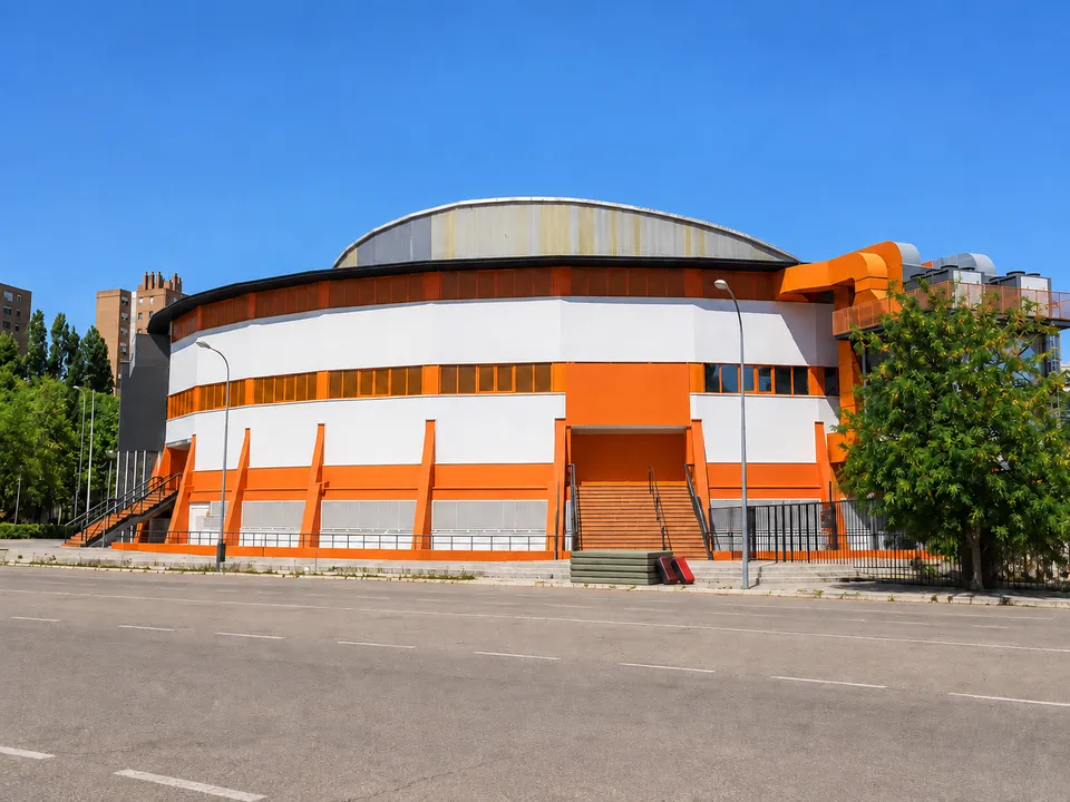 AI-generated illustration: empty Font de Sant Lluís arena exterior with tatami mats and two focus pads.